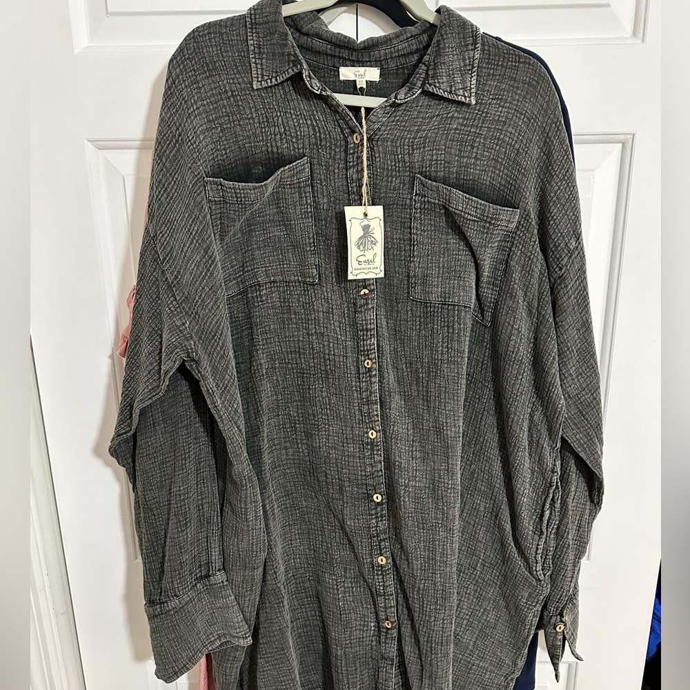 Super cute linen material dress. More of a charcoal color. Never worn.